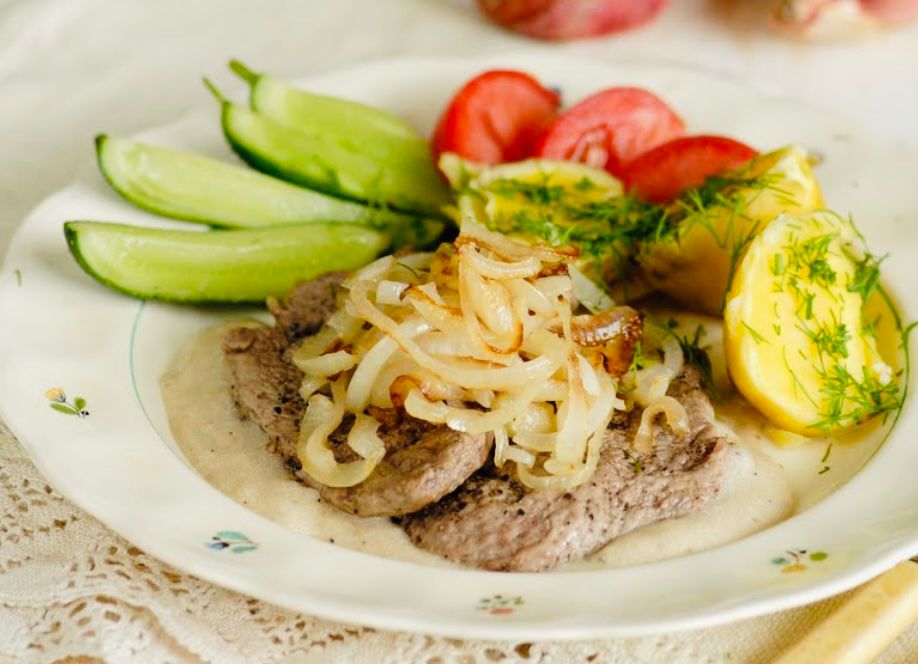 Beef Escalope in Cream-Onion Sauce